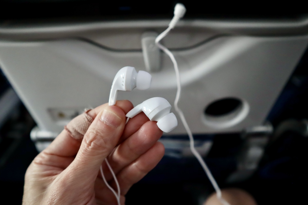 IMG 9526 ANA普通席イヤフォン