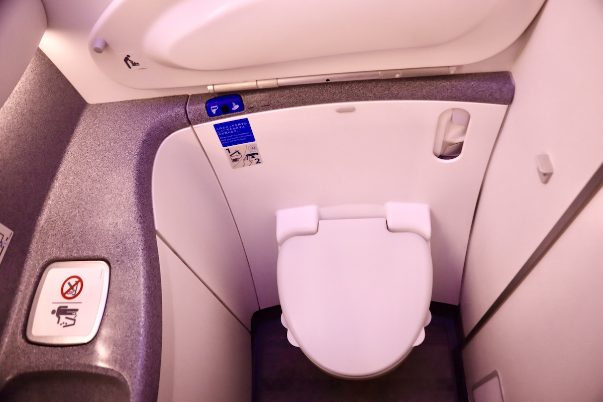 ANA787-10普通席化粧室