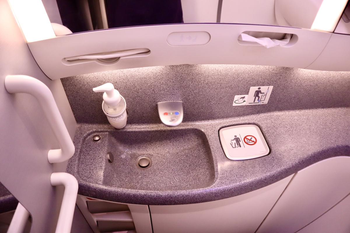 IMG 9542 ANA787-10普通席化粧室洗面台