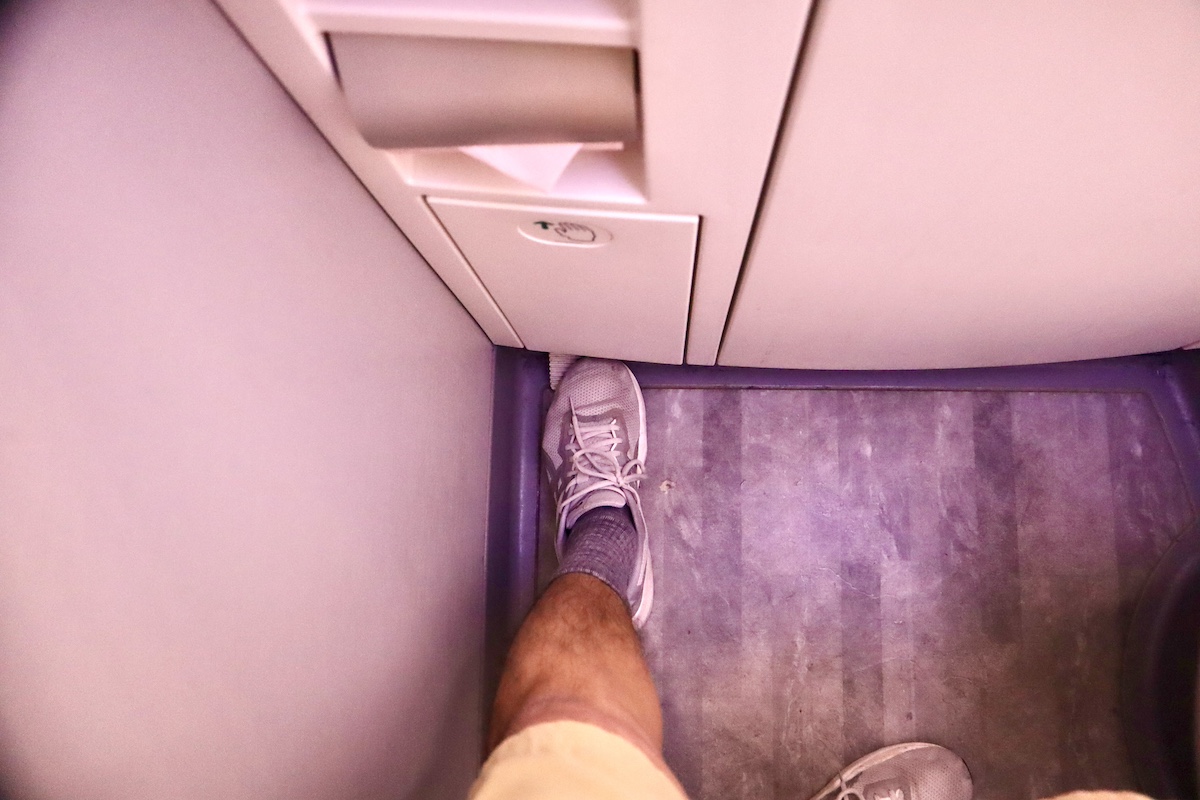 IMG 9543 ANA化粧室のペダル式のゴミ箱