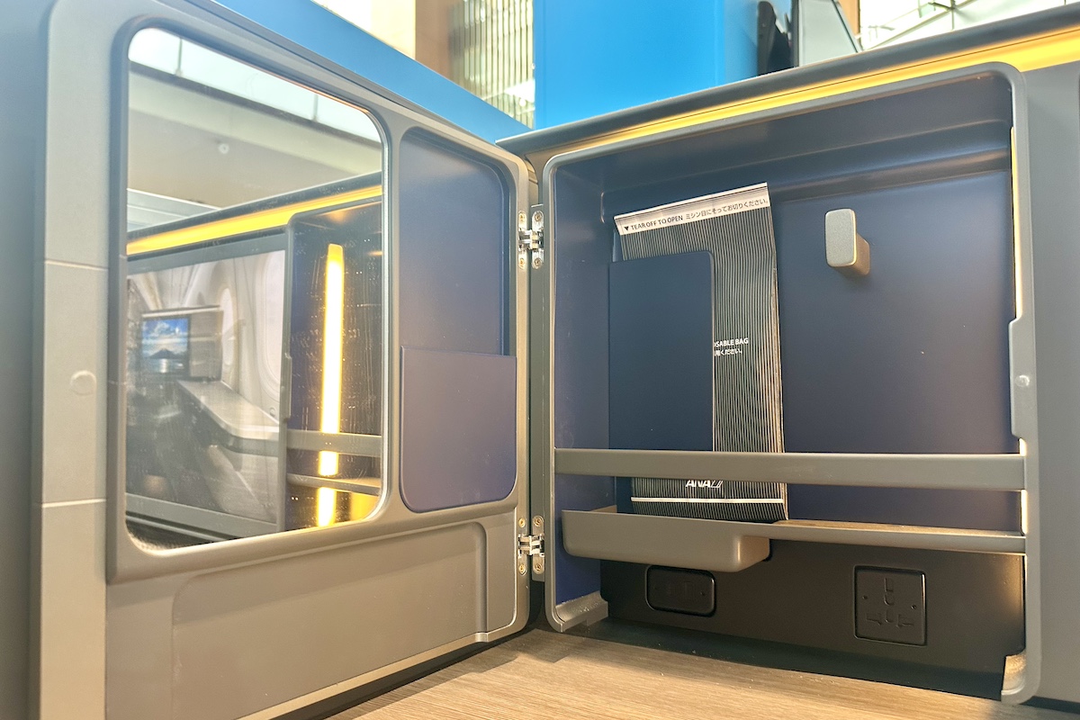 収納ボックスはヘッドフォン用のフック付き