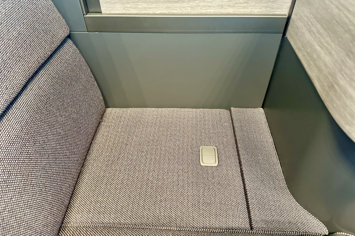 座席脇に収納ボックスが新たに設置された