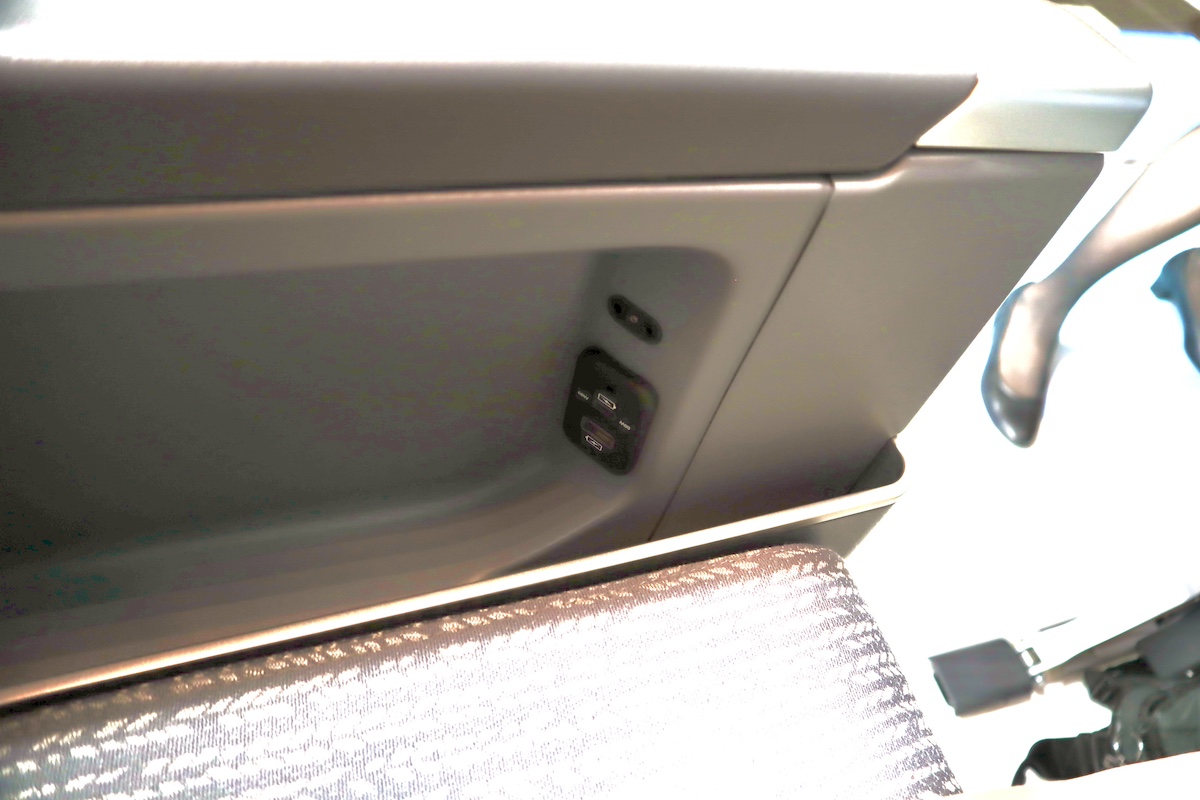 IMG 9598 座席脇の収納スペース